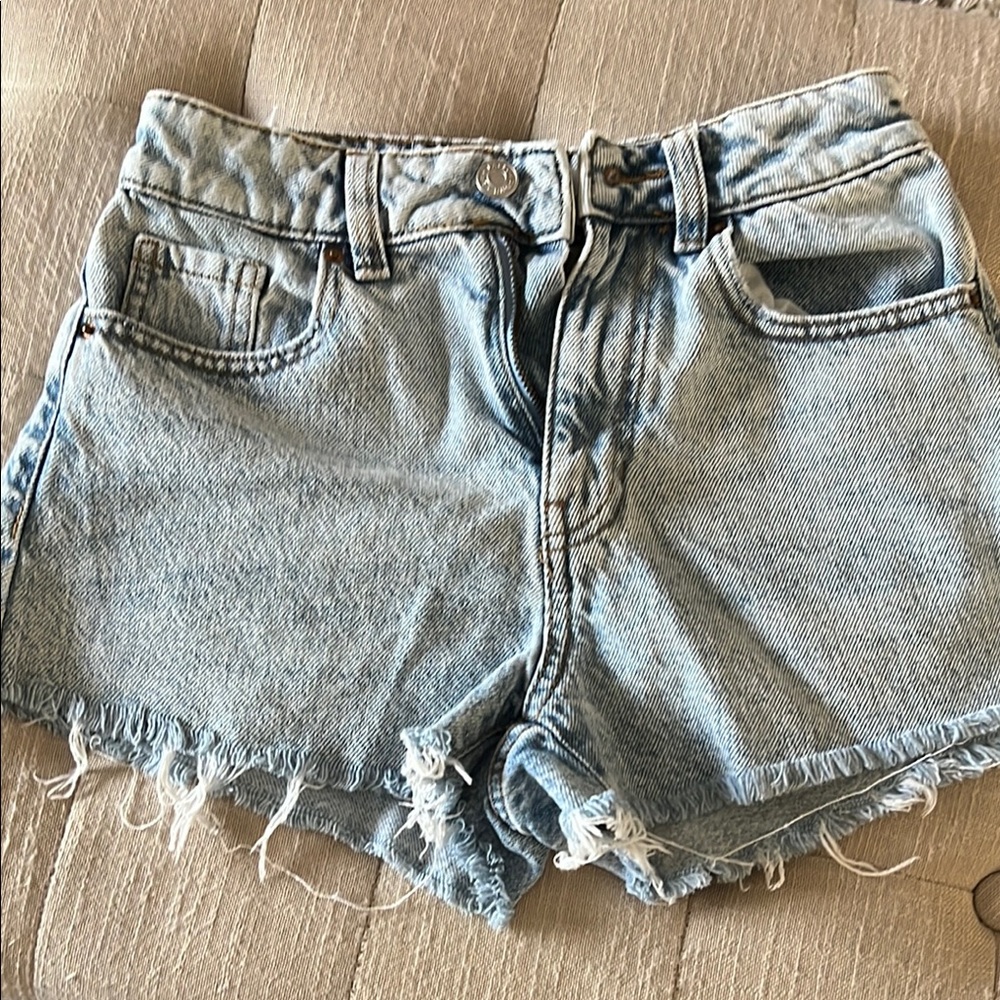 PacSun Blue Jean Mom Short with Distressed Details NEW CONDITION